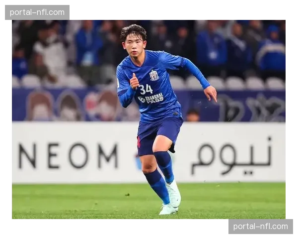 特写：19岁小将联赛首次首发即破门，赛后与看台上落泪的母亲拥抱