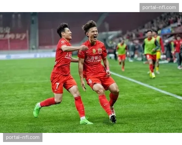 上海海港2-1险胜云南玉昆，卫冕冠军艰难取胜